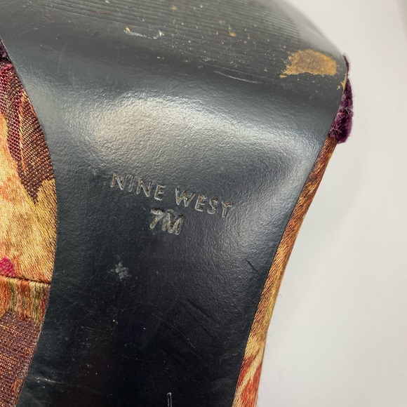 Nine West velvet & brocade heels. Burgundy & gold w/ bronze buckle. Size 7. - Picture 7 of 12